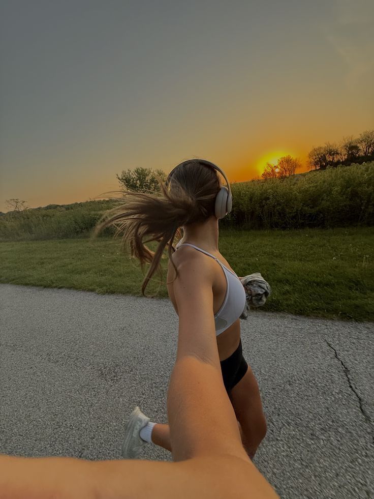Persona corriendo al aire libre durante el atardecer