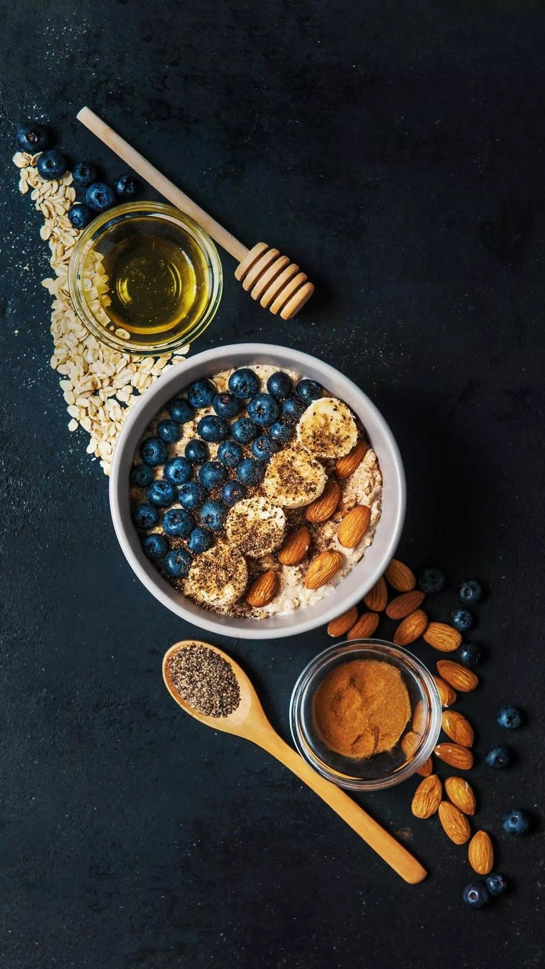 Bowl de avena con moras azules, plátano, almendras y miel